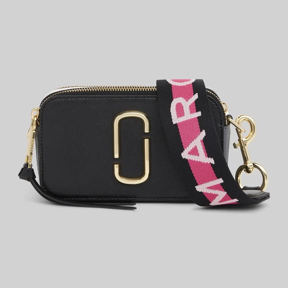 Säljer en nästan helt oanvänd Marc Jacobs väska. Använt den 1-3 gånger innan men kommer ej till användning. Pris kan diskuteras. Skriv privat för mer bilder ❤️  ⚠️ ÖPPEN FÖR BYTEN⚠️. Väskor.