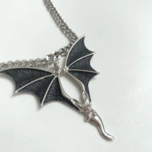 Kedjehalsband med stor berlock  - Halsband med tjock kedja, lås och stor berlock 