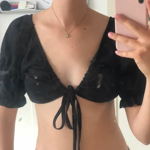 Svart festtopp  - Säljer en helt oanvänd svart topp med knytning framtill. Jättefin men får inte användning till den.