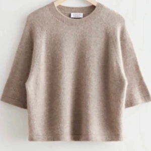 Populär other stories topp💞💞 - Jätte snygg slutsåld tröja. Endast använd 2 gånger. Säljer för 500kr. Storlek S. Frakt tillkommer .💞