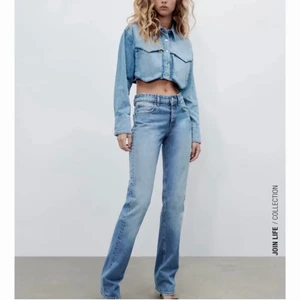Mid rise straight jeans Zara - Säljer dessa mid rise straight jeans från zara i färgen vattenblå. Har inga skador eller slits! Har även dessa i färgen svart och ljusblå i storlek 32🤪
