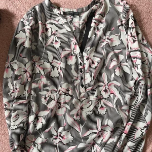 Blus - Blommig blus från ESPRIT. Rosa, svart, vit 