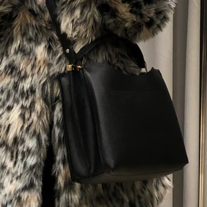 Svart väska  - Från Zara. Bra skick