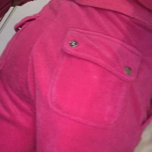 Hot pink Juicy byxor💞 - Hej, har bestämt mig för att sälja mina rosa juicy byxor i handuksmaterial på grund av att de är lite för stora💓 Som man ser på den tredje bilden där var snören ligger så har metall grejerna åkt av och de var så när jag köpte dom som jag tyvärr inte såg därav priset:)) använda Max 5 gånger nästan helt sprillans nya❤️💞 Kan också bytas till en annan färg i st Xxs 💞💓