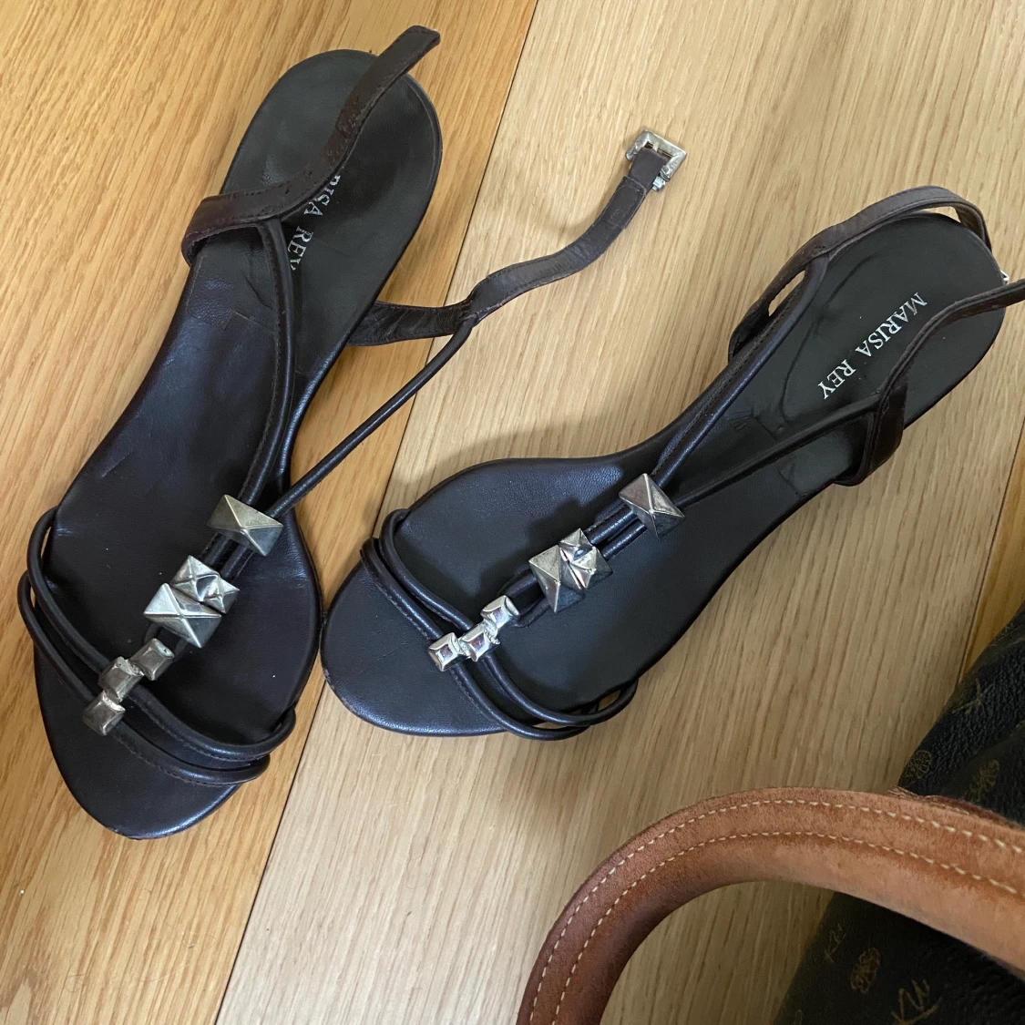 Svarta klackar med nit-detaljer