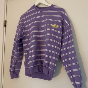 Lila tröja från junkyard - Säljer denna fina, sköna och lila tröja då den inte är min stil längre och blivit för liten. Den är använd max 5 gånger så nästan som ny! 