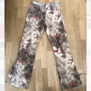 Utsvängda byxor - Säljer mina fina utsvängda byxor med någon slags djungelmotiv och snörning nedtill. Köpte dessa second hand men annars är de helt oanvända av mig!🔥🌟❤️