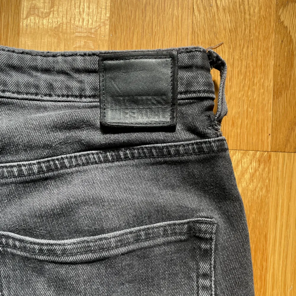 Ett par svarta weekday jeans köpta för något år sedan men har inte använt på ett tag! Väldigt bra och en basic att ha hemma! Leverans går att lösa( köparen står då för frakten). Jeans & Byxor.