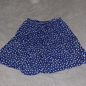 Kjol - Jätte fin mörkblå kjol. Säljer pga av att den inte kommer till användning och är lite stor. Storlek M men skulle passa en L. Pris 40kr. 