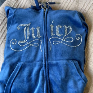 Juicy couture tröja - Super snygg blå juicy couture tröja med rhinestones!💕 köptes på Urban Outfitters för 1000kr för några månader sen och knappt använd!❤️ storlek M men passar perfekt på mig som nästan alltid har S!💕