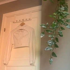 Avskuren hoodie - Ett väldigt fint plagg som sitter bra. Jag rekommenderar att ha den framför allt på sommarkvällar;) Köparen står för frakt😁