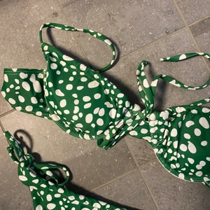 Grön bikini - Jätte fin grön bikini i bra skick! Justerbara band. 