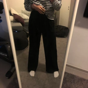hm byxor  - ett par svarta byxor från hm. Superfina och köpte för någon månad sedan. De sitter superfint och jag är 170 ungefär. De är storlek 38. Säljer pga av att jag inte använder de💘 De är likt svarta linnebyxor och har fickor. Säljer de för 150kr + 66kr frakt💘
