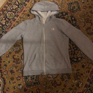 Zip hoodie - En zip hoodie från champion, knappt använd och är i bra skick.