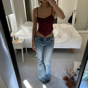 Lågmidjade jeans - Säljer dessa så fina lågmidjade jeans från Hm. De är köpta nyligen och helt slutsålda på hemsidan. Hör gärna av dig vid frågor