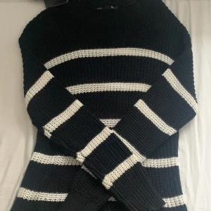 Randig stickad tröja svart vit - Nt sick beställde online men passa inte. Endast testad men jag kan tvätta den innan. Köpte för 200kr
