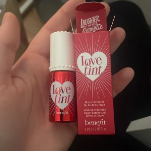 Roughe  - Från benefit, rouge och läppfärg typ, aldrig använd