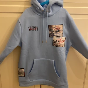 Supply demand. - 10/10 i skick använd en gång storlek på tröjan är M storlek på byxorna är också M Orginal pris 1900 Säljer för 1600.kan möttas upp och frakta.