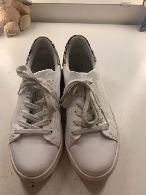 SÄLJER: Skor  - Säljer dessa as snygga skor aldrig kommit till användning var dyra från början, buda gärna storlek 36 