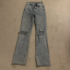 Jeans - Ett par jeans från Bik Bok i storlek 24