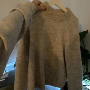 Beige stickad tröja  - Jag väljer att sälja denna tröja då den inte kommer till andväning och tar bara plats! Den är i fint skick och säljer för 170 + frakt då den som nypris va 400! Kontakta mig för fler bilder 