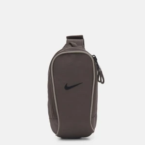 Nike axelväska  - Säljer denna då den aldrig kommer till användning. As snygg brun färg och får plats med mycket i. Går att justera! Inga defekter bara använd nån gång