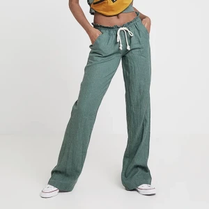 Roxy linnebyxor - Säljer dessa super snygga linnebyxor! Använda 1 gång. Säljer pga att de var för långa på mig som är 160. Tryck inte på köp direkt!!!