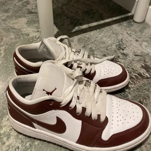 Jordans mid strlk 38 pris kan diskuteras  - Ett par jätte snygga Jordans Mid/Low som är bruna, passar perfekt till Stockholmsstil och Y2k stilen. Skorna är använt ett fåtal gånger därför är de inte crusade eller defekter och ser nästan nya ut. Har box kvar, säljs pga det är fel strlk. Nypris : 1600