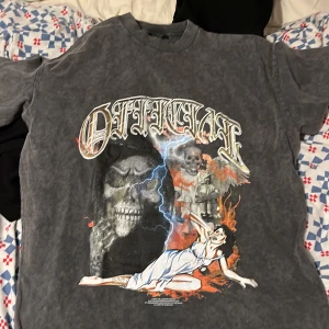 T-shirt - Fett snygg T-shirt men jag kan inte ha den den är typ Xl de står M men de är inte M den är ungefär Xl går inte att skicka tillbaka