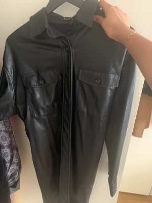 skinn jacka - skriv för fler bilder, snabb affär=kan sänka