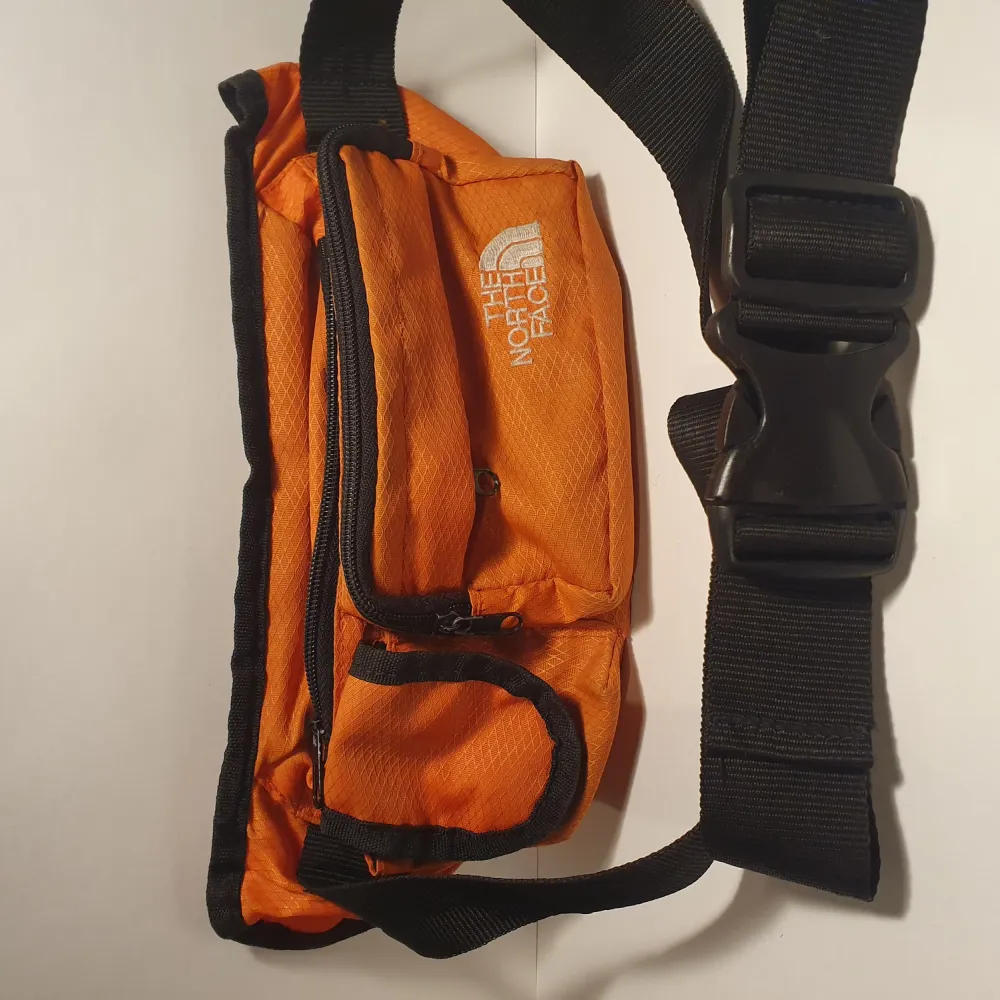 Hi! Available at kungsholmen, shipping can be discussed :)   condition: used size: universal price: 200kr extra: had thebag for many years and its noticable. The zipper is tougher and the colour may have faded slightly etc. Väskor.