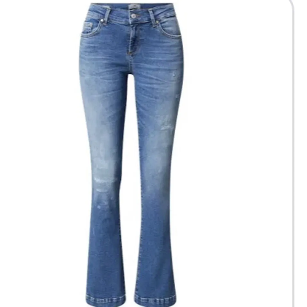 Säljer ett par jättefina lågmidjade jeans från LTB i modellen ”fallon”, nästan aldrig använda (säljer då dem tyvärr är för små) köpta för ca 600kr på Zalando, säljer för 400kr + frakt❣️. Jeans & Byxor.