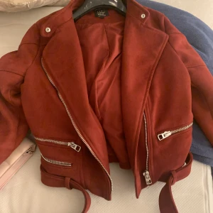 zara röd mocka jacka - skit snygg färg, typ aldriganvänd