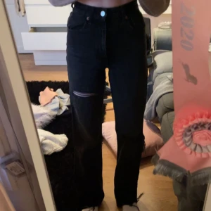 Zara byxor  - Zara jeans köpta för ca 1 år sen, använda väldigt fåtal gånger💗 jag är 171 och passar mig! 