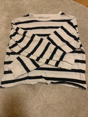 Zara tröja - Vit och svart tröja från Zara andvänd 1-3 gånger. Tvättar innan köp