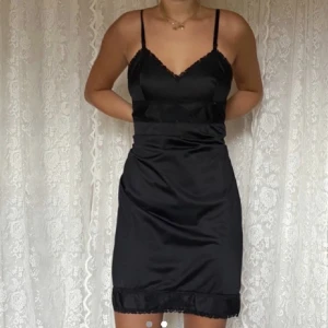 Svart klänning  - Säljer denna super snygga klänning! Säljer pga inte min stil💕(lånad bild från elsalundberg) använd fåtal gånger❤️