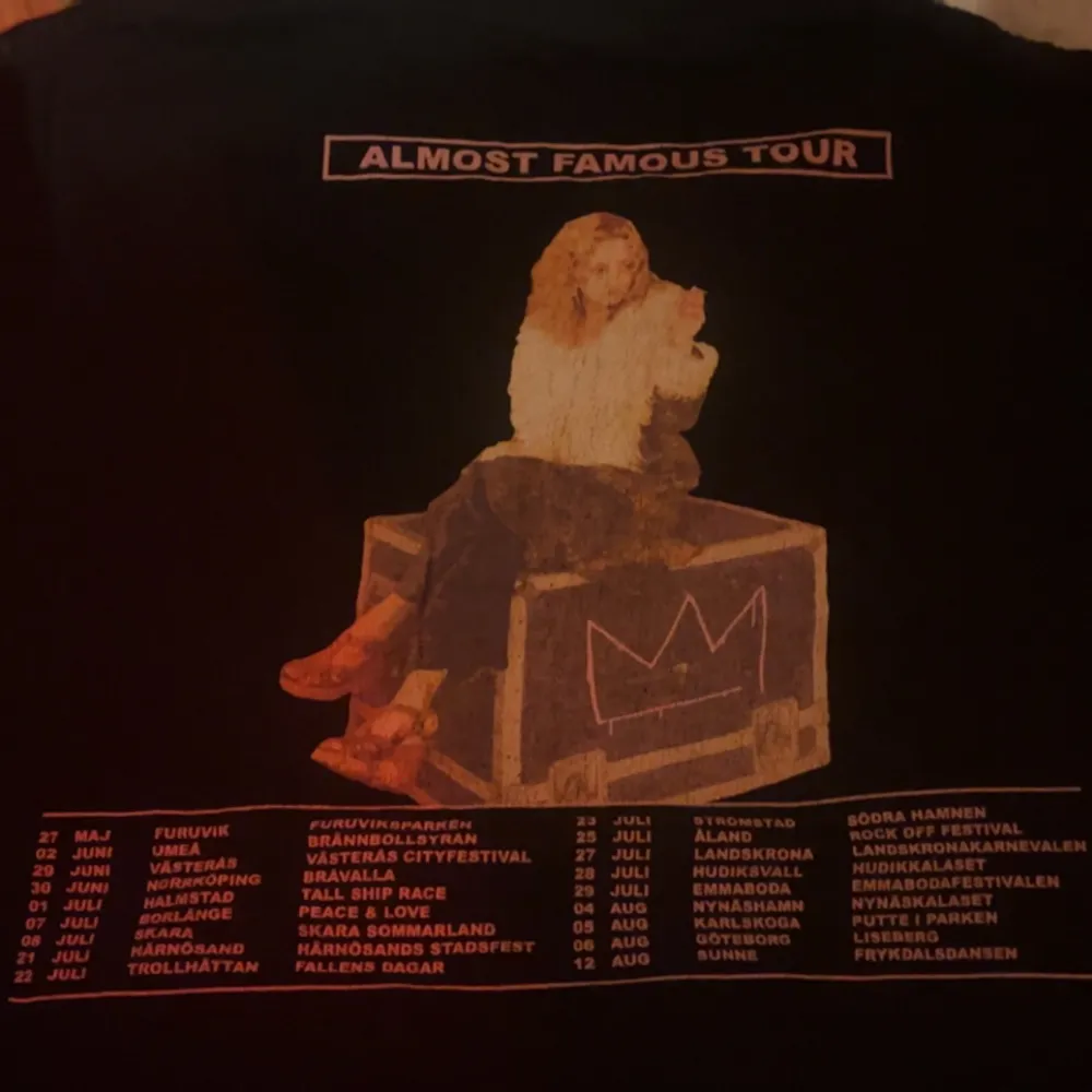 Säljer en t-shirt från HOV1s första tour. Storlek M och mechen är limited edition och svår att få tag på. Säljer direkt för 350!! Jag bjuder på frakt!! . T-shirts.