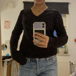 Tunn stickad - Tunn stickad svart tröja med v-ringning🦋🦋