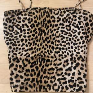 Ett kroppat linne från Gina Tricot med leopard print. Köpt för 99kr.