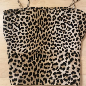 leopardfärgat linne - Ett kroppat linne från Gina Tricot med leopard print. Köpt för 99kr.