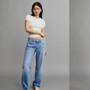 low straight jeans  - Jättesnygga jeans från Gina i nyskick, använd 1 gång! Dom är lowwaisted och  i strl 36. Hör av er för fler bilder eller andra frågor❤️