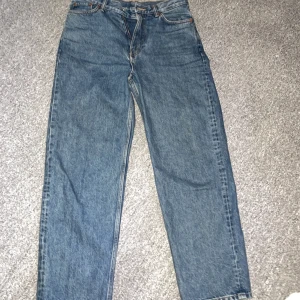 Weekday jeans  - Säljer mina fina weekday jeans, nästan oanvända då snäppet för små i midjan. Köpte nypris 649kr, säljer för 399kr. Pris kan diskuteras vid snabb affär. Köparen står för frakt. 🌟