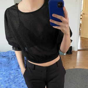 Festtopp med glitter - Glittrig festtopp ifrån bikbok som endast är använd en gång. Toppen är i storlek M💗