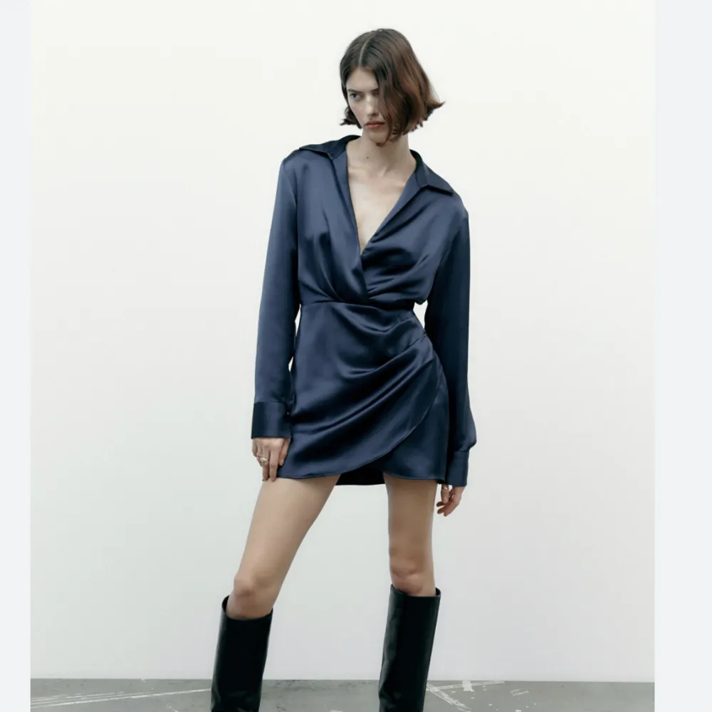 Säljer denna superfina klänningen i satin från Zara, aldrig använd, endast testad med lapparna kvar! Storlek XS men skulle säga att den passar en S/M också.. Klänningar.