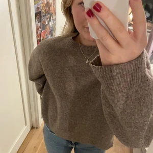Weekday stickad tröja - Stickad tröja från weekday med rymliga och sköna armar. Nypris 500kr och i storlek s
