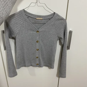 Tröja  - Säljer denna tröja för 60 kr. Använd endast 3 gånger. Stl 134/140. Passar perfekt till allt. Tröjan är ifrån Kappahl.