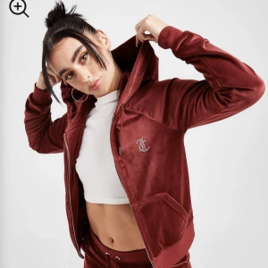 Juicy couture kofta - Säljer min juicy kofta använd endast en gång otroligt bra skick. Pris kan diskuteras men med tanke på att den e i bra skick är dne värld pengarna. Väldigt fin rödvin färg. Det står även juicy där bak med fin text