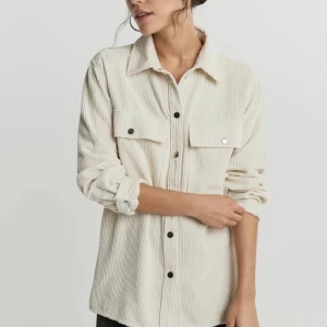 Skjorta/ tunnjacka - Skjorta/ tunnjacka från ginatricot med silvriga detaljer. Storlek L men funkar för M. Priset kan förhandlas vid snabb äffar