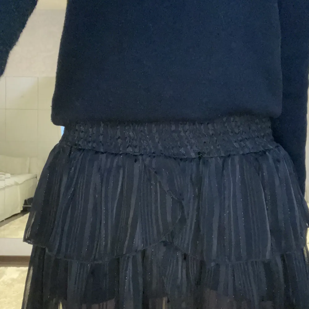 Super fin och glittrig volang kjol från Neo Noir, köpt från sellpy men aldrig använd. Köparen står för frakt 🚚 . Kjolar.