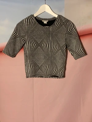 Monki Silver Glitterig Topp  - Monki silver glittrig topp, festig och coolt. Strl xs, 85% polyester 10% metalliserad fiber 5% elastan, används max 5 gånger, fint skick, 90kr 